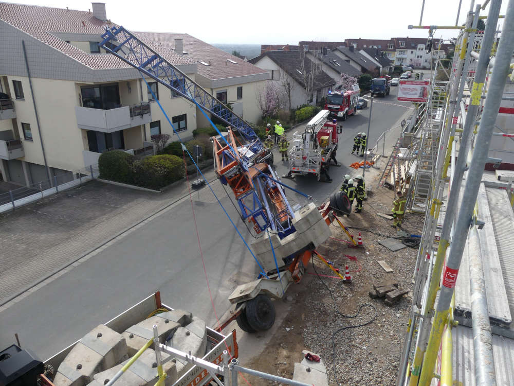 Umgestürzter Baukran (Foto: Feuerwehr Neustadt)