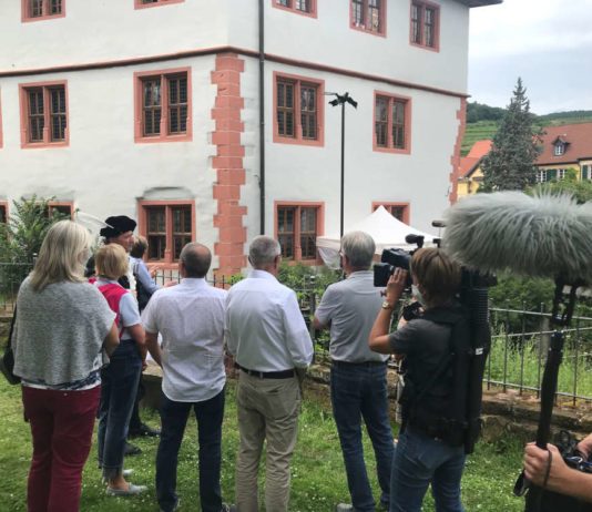 Michael Landgraf als Stadtschreiber erläutert die Bedeutung des Casimirianums zur Demokratiegeschichte. (Foto: SWR)