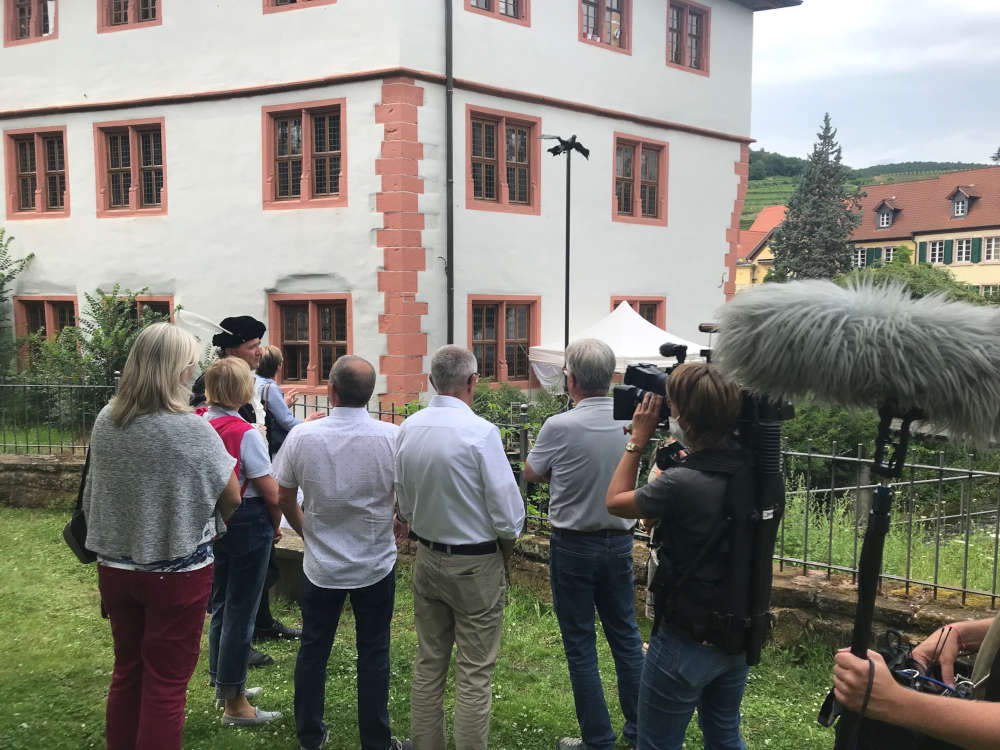 Michael Landgraf als Stadtschreiber erläutert die Bedeutung des Casimirianums zur Demokratiegeschichte. (Foto: SWR)