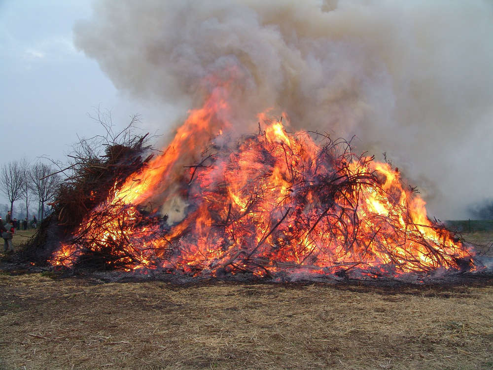 Symbolbild Osterfeuer (Foto: Pixabay/Dirk (Beeki®) Schumacher)