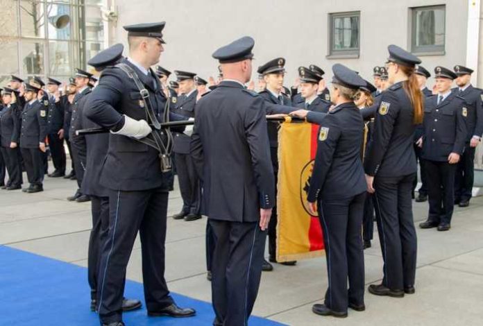Vereidigung von 96 Bundespolizisten am Flughafen FFM