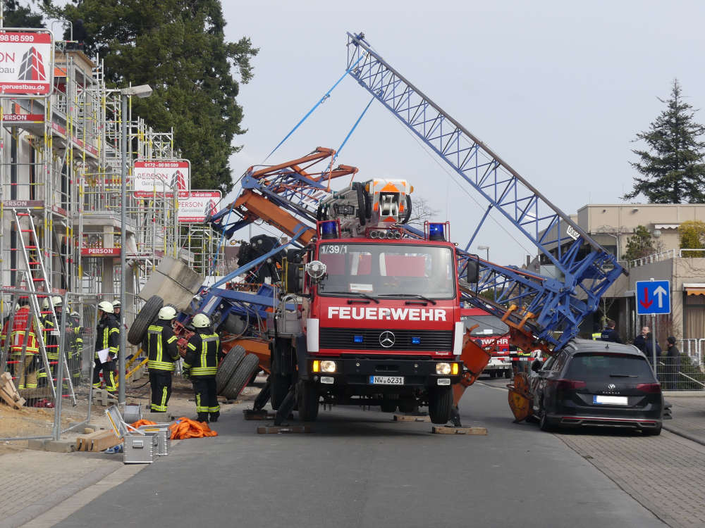 Umgestürzter Baukran (Foto: Feuerwehr Neustadt)