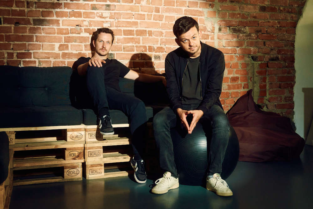 Auch die beiden Esslinger Künstler Marius Loy und Nik Salsflausen haben sofort für den spontan organisierten Benefiz-Poetry Slam zugesagt. Neben Texten bringen sie auch Lieder für Gesang, Geige und Gitarre mit. (Foto: Marvin Ruppert)