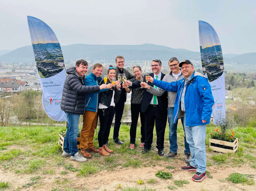 Das Orga-Team auf dem zukünftigen Gelände der Landesgartenschau der Stadtverwaltung Neustadt, von links: Christian Blarr, Frank Stradinger, Silke Hauenstein, Bernhard Adams (Baudezernent), Martina Annawald (Stellv. Fachbereichsleiterin Stadtentwicklung), Marc Weigel (Oberbürgermeister), Michael Fuhrer (Abteilungsleiter Grünflächen) und Friedrich Fischer. (Foto: Stadtverwaltung Neustadt)