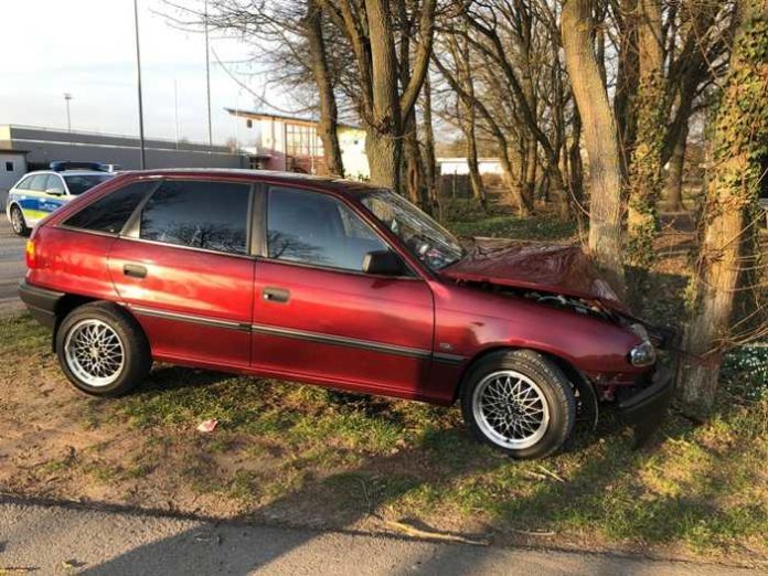 pol-pdld-verkehrsunfall-mit-baum