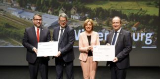 v.l.: Oberbürgermeister Marc Weigel, Jean Rottner (Präsident Regionalrat Region Grand Est), Ministerpräsidentin Malu Dreyer, Bürgermeister Claude Sturni (Hagenau). (Foto: Staatskanzlei RLP / Reiner Voss)