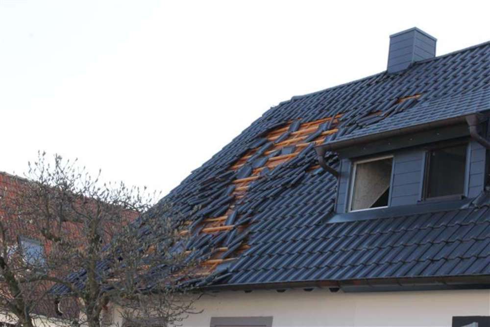 Verpuffung versetzt Dach eines Doppelhauses (Foto: Polizei RLP)
