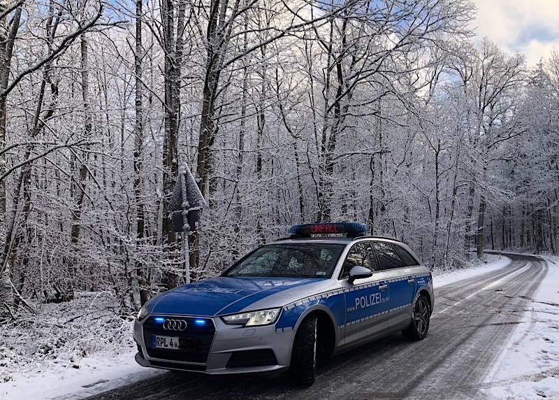 Funkstreifenwagen im Schnee (Foto: Polizei RLP)