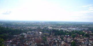 Die Stadt Weinheim von der Schlossruine Windeck aus gesehen (Foto: Hannes Blank)