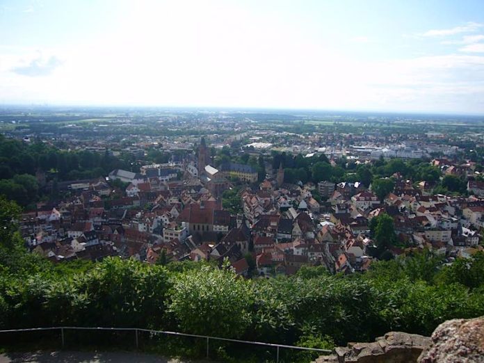 Die Stadt Weinheim von der Schlossruine Windeck aus gesehen (Foto: Hannes Blank)