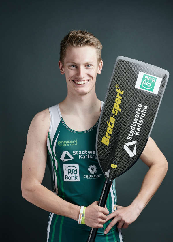 Tim Bechtold hat gut Lachen! Bei der Qualifikation über 1.000 Meter reihte er sich an seinem Geburtstag hinter den namhaften Protagonisten Sebastian Brendel, Conrad-Robin Scheibner und Michael Müller als Viertplatzierter ein. (Foto: GES/Helge Prang)