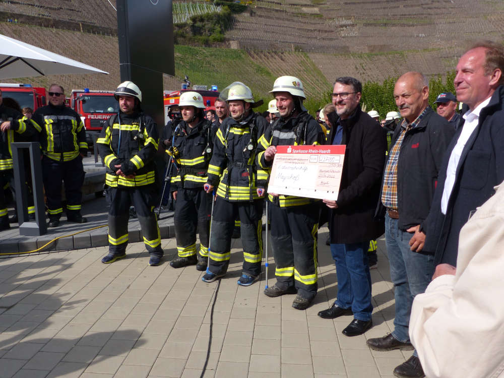 Scheckübergabe (Foto: Feuerwehr Neustadt)