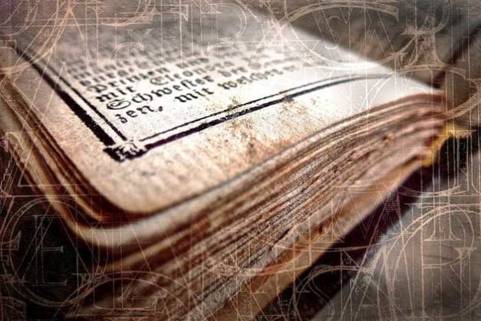 Symbolbild, Buch, antik, altdeutsche Schrift © Stefan Keller on Pixabay