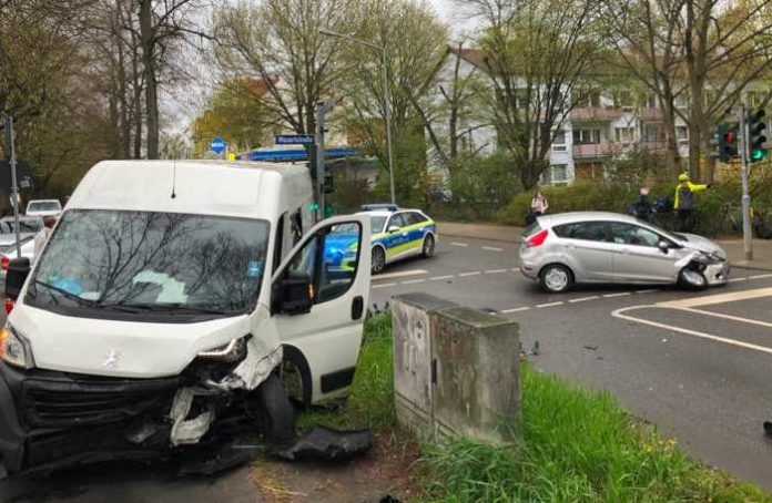 Unfall_Kreuzung Alzeyer Strasse-Mozartstrasse