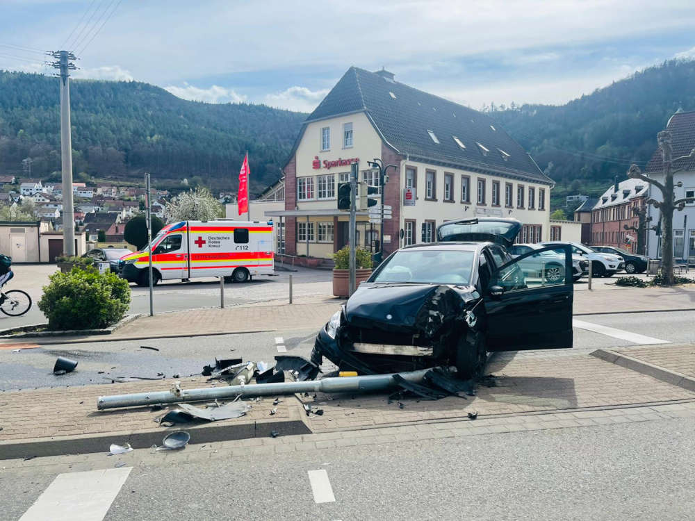 Die Unfallstelle (Foto: Feuerwehr VG Lambrecht)