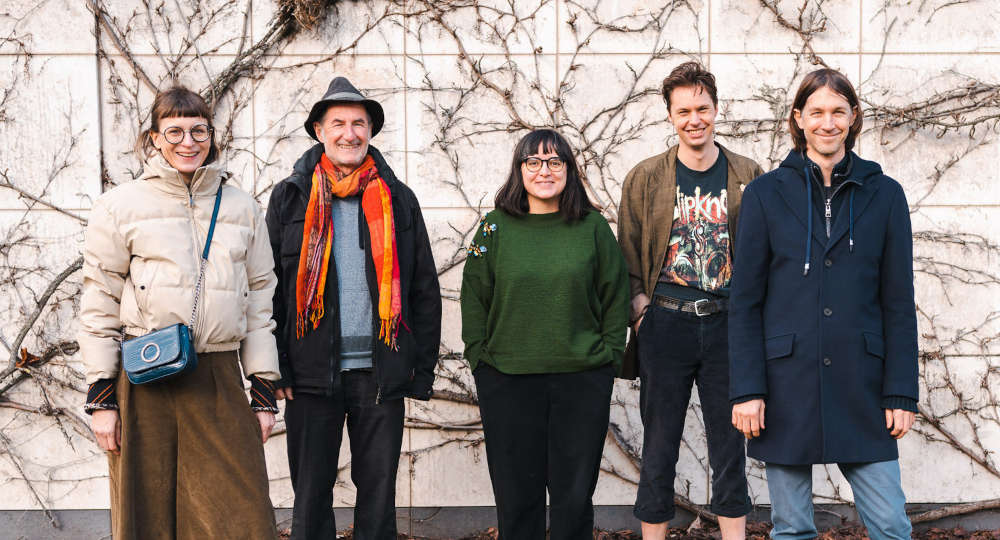 Die diesjährige dokKa Auswahlkommission bestand aus (v.l.) Christine Reeh-Peters, Wolfram Wessels, Carmen Beckenbach, Mo Frank und Nils Menrad. (Foto: Damian Domes)