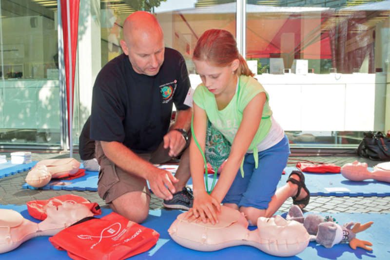 Im Ernstfall zählen die Sekunden: Fiona übt sich in der Herzdruckmassage zur Wiederbelebung. (Foto: DRK)