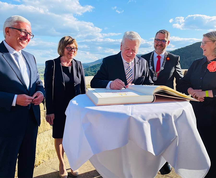 Eintrag ins Goldenes Buch der Stadt Neustadt, von links: Roger Lewenz, Daniele Schadt, Joachim Gauck, Marc Weigel, Schloßmanagerin Ulrike Dittrich (Foto: Stadtverwaltung Neustadt)