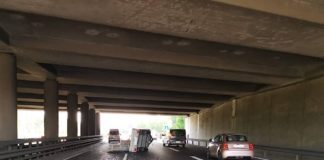 Glasscherben auf der Fahrbahn (Foto: Polizei RLP)