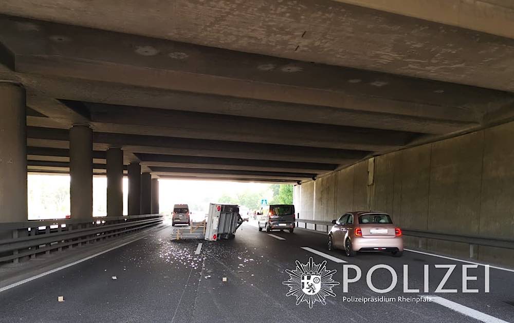 Glasscherben auf der Fahrbahn (Foto: Polizei RLP)