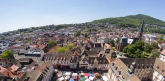 Leckere Produkte aus der Region kann man auf dem deutsch-französischen Biosphären-Bauernmarkt in Neustadt in wunderbarer Umgebung genießen (Foto: Biosphärenreservat/Venus)