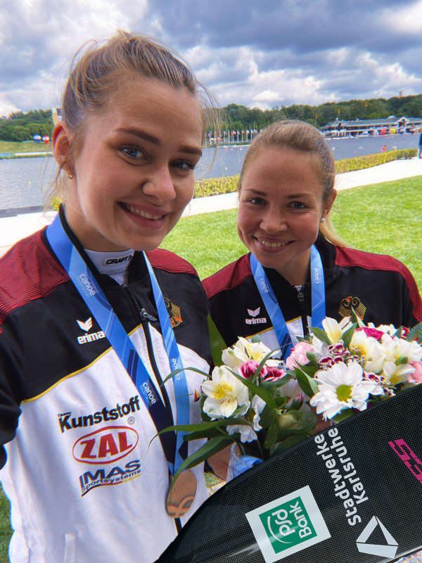 Sophie Koch (links) und Lisa Jahn freuen sich über die zweifach World Cup Bronze. (Foto: Rheinbrüder | privat)