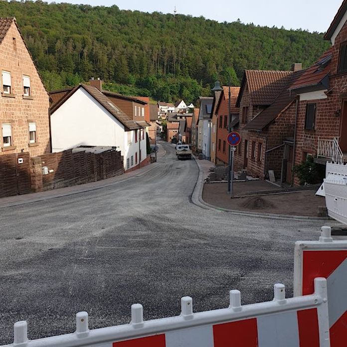 Untere Hauptstraße in Esthal (Foto: Gernot Kuhn)