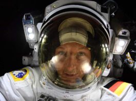 Am 23. März 2022 hat Mat­thi­as Mau­rer sei­nen ers­ten Au­ßen­borde­in­satz auf der In­ter­na­tio­na­len Raum­sta­ti­on ISS ab­sol­viert. Ge­mein­sam mit sei­nem NA­SA-Kol­le­gen Ra­ja Cha­ri hat er sechs Stun­den und 54 Mi­nu­ten au­ßer­halb der ISS ver­bracht und un­ter an­de­rem letz­te Ar­bei­ten an der kom­mer­zi­el­len Au­ßen­platt­form Bar­to­lo­meo durch­ge­führt. (Foto: NASA/ESA-M.Maurer)