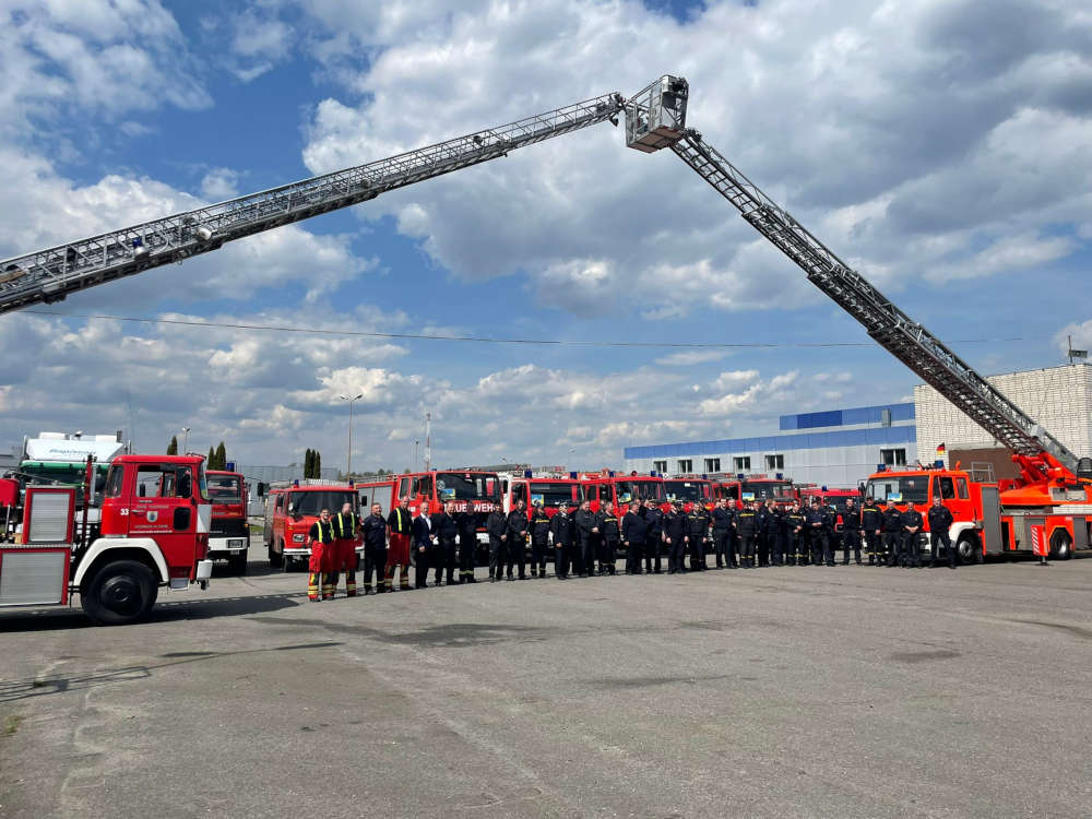 Die Feuerwehrfahrzeuge werden den ukrainischen Einsatzkräften übergeben. (Foto: Thomas Bogenschütz, Branddirektion)