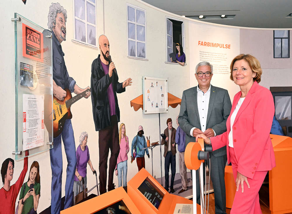 Ministerpräsidentin Malu Dreyer und der Vorsitzende der Stiftung Hambacher Schloss, Innenminister Roger Lewentz, während einer Kuratorenführung durch die neue Dauerausstellung „Hinauf, hinauf zum Schloss!“. (Foto: Kai Mehn)