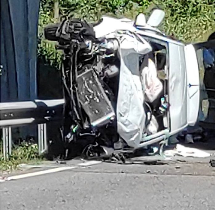 Der beschädigte PKW (Foto: Polizei RLP)