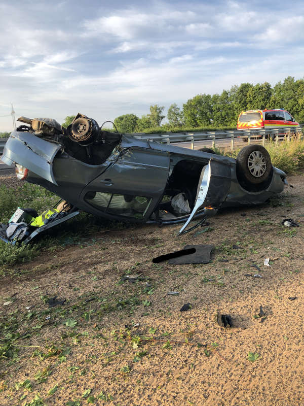 Der durch den Verkehrsunfall beschädigte PKW (Foto: Polizei RLP)