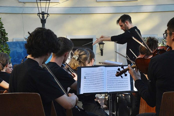 Das JugendSinfonieOrchester Mannheim unter der Leitung von Jan-Paul Reinke (Foto: LT)