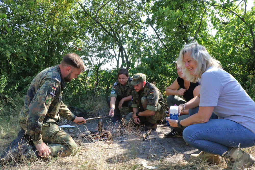 20220621_Frank Wiedemann_Germersheim_LwAusbBtl_Wasser abkochen mit Behelfsmitteln_Fachpersonal Truppenpsychologie der Luftwaffe tagt in Germersheim (Foto: Bundeswehr/Frank Wiedemann)