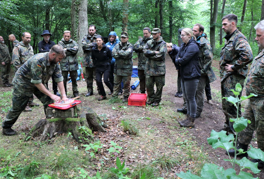 Fischzubereitung leicht und verständlich erklärt (Foto: Bundeswehr/Frank Wiedemann)