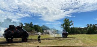 Brand von geladenen Heuballen auf zwei landwirtschaftlichen Anhängern; Standort: Pony-Farm in Haßloch (Foto: Polizei RLP)