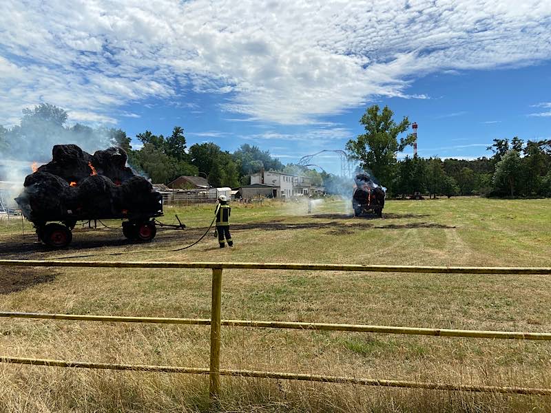 Brand von geladenen Heuballen auf zwei landwirtschaftlichen Anhängern; Standort: Pony-Farm in Haßloch (Foto: Polizei RLP)