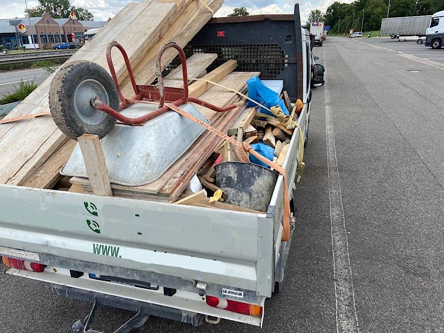 Der beladene Anhänger (Foto: Polizei RLP)