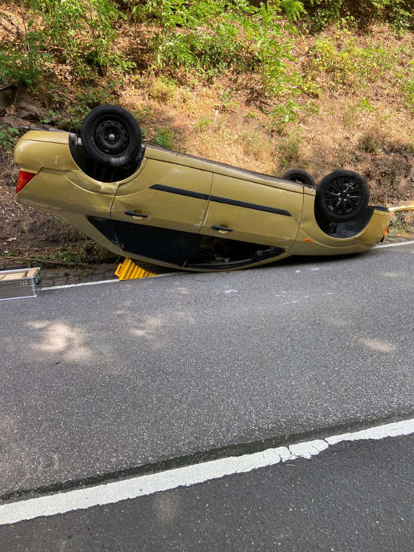 Der überschlagene PKW (Foto: Feuerwehr VG Lambrecht)