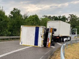 Umgekippter Anhänger (Foto: Polizei RLP)