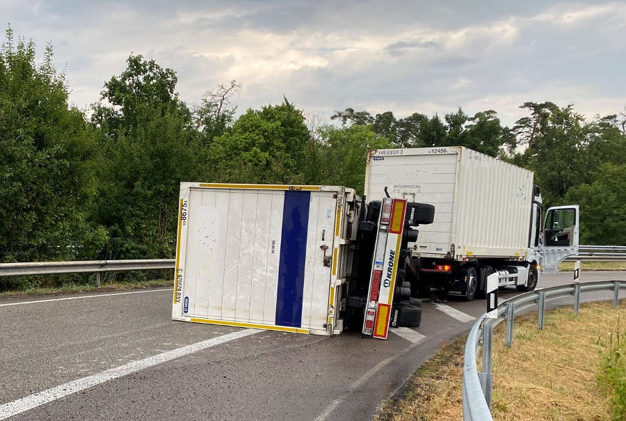 Umgekippter Anhänger (Foto: Polizei RLP)