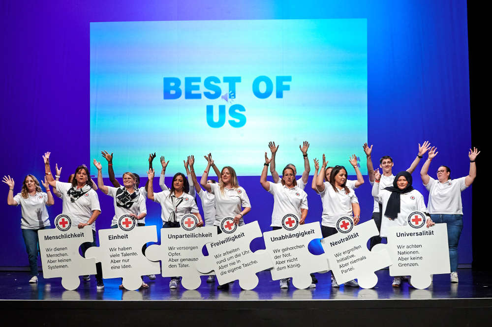 Ausbildungskurs Corange der Krankenpflegeschule der Schwesternschaft in Saarlouis interpretiert tänzerisch zu „Best of us“ die sieben Grundsätze des DRK (Foto: DRK Schwesternschaft Rheinpfalz-Saar/Hardy Mueller)