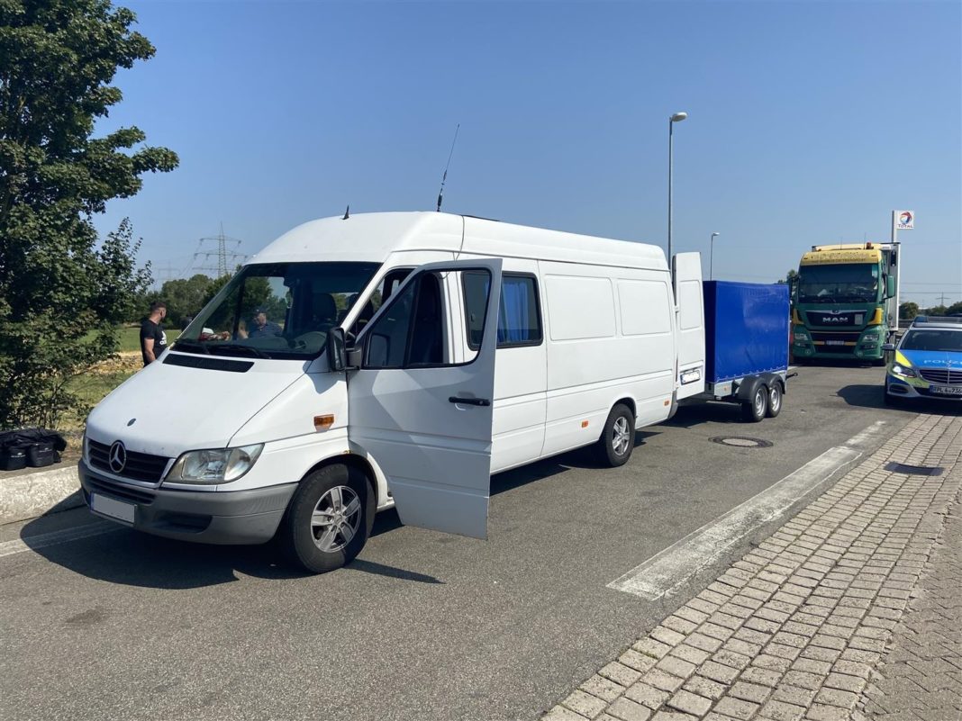 Der Kleinbus mit Anhänger (Foto: Polizei RLP)