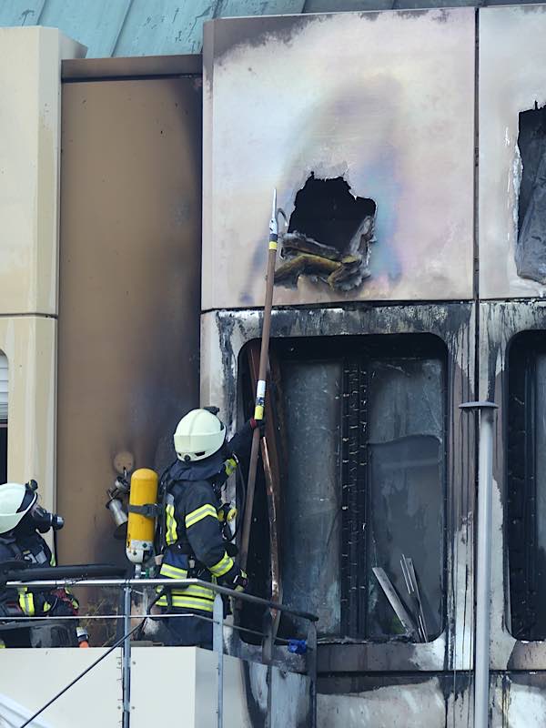 Eine Fassade wurde geöffnet (Foto: Feuerwehr Neustadt)