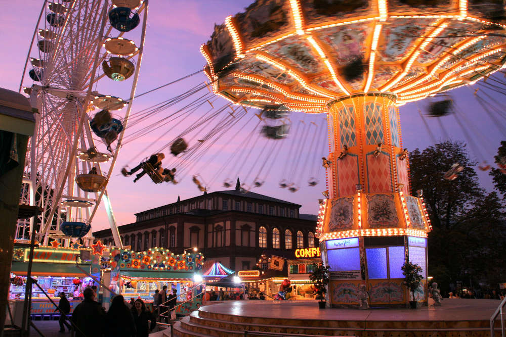 Der bunte Jahrmarkt (Foto: Rolf Schädler)