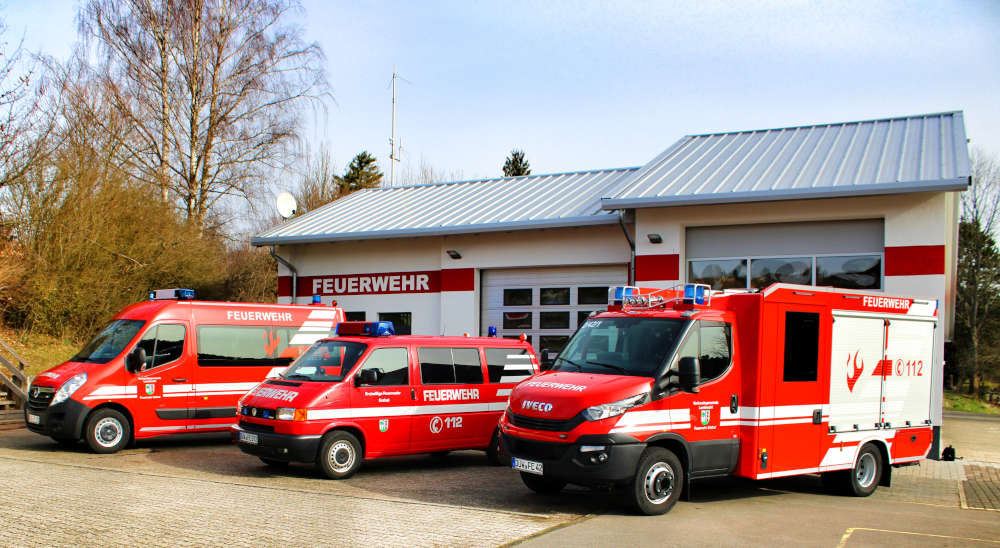 Feuerwehrfahrzeuge vor Feuerwehrgerätehaus Esthal (Foto: Förderverein Feuerwehr Esthal)