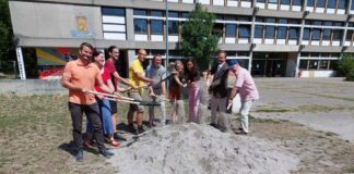 Beim offiziellen Spatenstich mit dabei (v.li.): Dirk Herber (MdL), Nina Heeskens (Abteilungsleiterin Bauprojekte), Georg Schietinger (Büro Hofmann und Röttgen), Max Machemer (Flörchinger Garten- und Landschaftsbau), Bernhard Adams (Baudezernent), Nele Metzner und Victoria Solbach (Schülervertretung), Friedrich Burkhardt (Schulleiter) und Norbert Dreyer (Studiengenossenschaft). (Foto: Stadtverwaltung Neustadt)