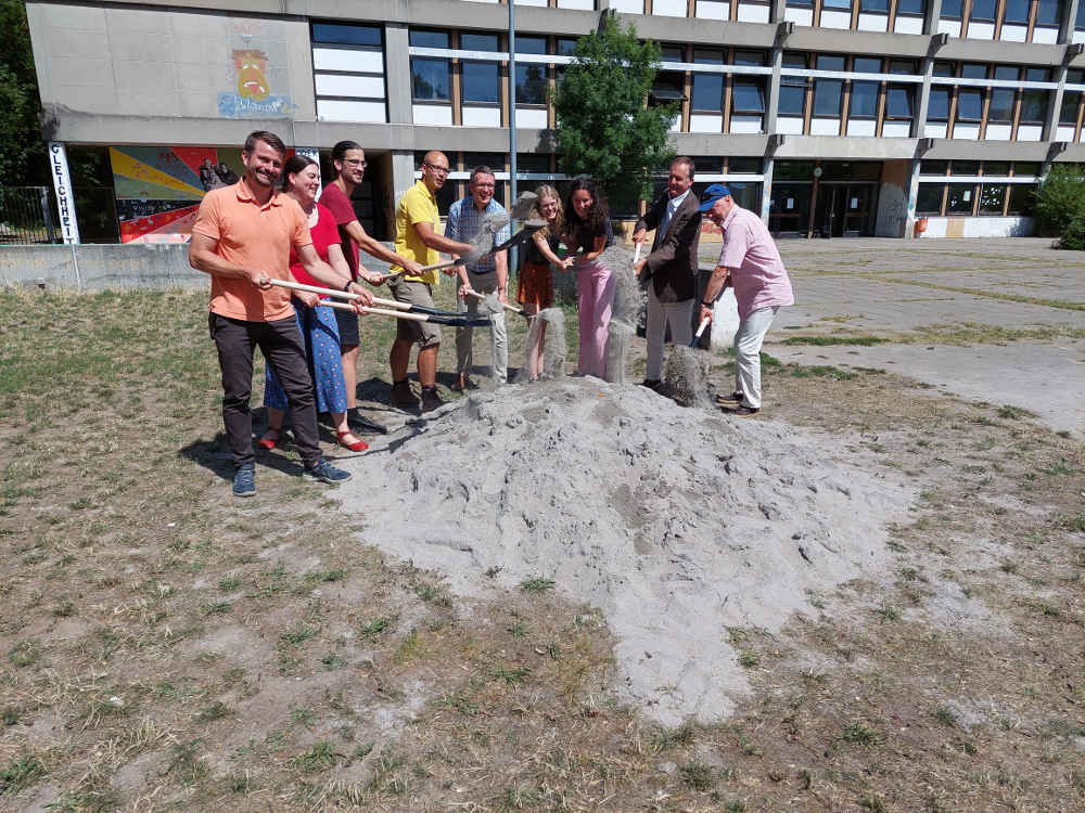 Beim offiziellen Spatenstich mit dabei (v.li.): Dirk Herber (MdL), Nina Heeskens (Abteilungsleiterin Bauprojekte), Georg Schietinger (Büro Hofmann und Röttgen), Max Machemer (Flörchinger Garten- und Landschaftsbau), Bernhard Adams (Baudezernent), Nele Metzner und Victoria Solbach (Schülervertretung), Friedrich Burkhardt (Schulleiter) und Norbert Dreyer (Studiengenossenschaft). (Foto: Stadtverwaltung Neustadt)