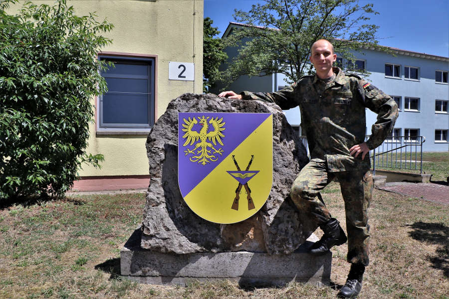 Obermaat Otten am Germersheimer Bataillonsstein (Foto: Bundeswehr/Frank Wiedemann)