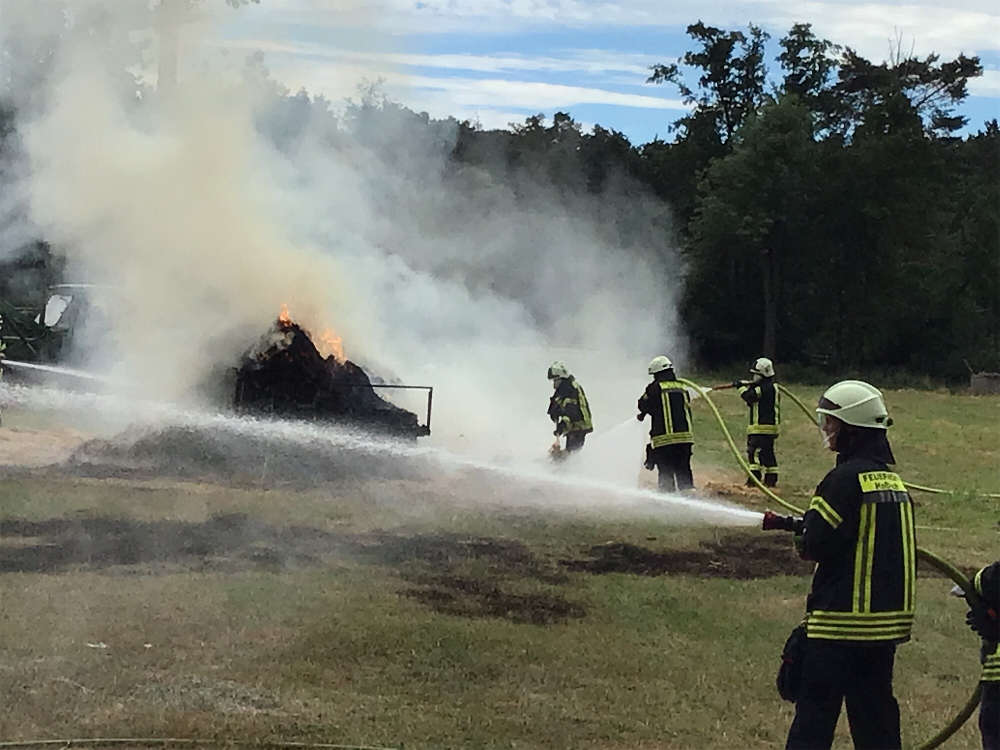Brennendes Heu auf zwei Traktoranhängern (Foto: Feuerwehr Haßloch)